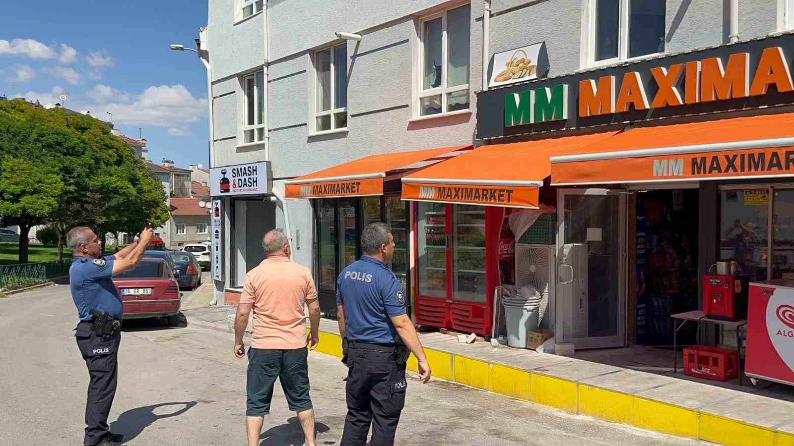 2&rsquo;nci kattan market tentesine d&uuml;şen kadının yakınları esnafa k&uuml;f&uuml;rler yağdırdı

