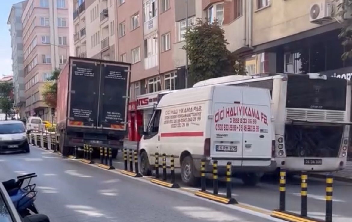 Bozulan otob&uuml;s yolu kapadı, kamyon dubaları &ccedil;iğneyerek yoluna devam etti
