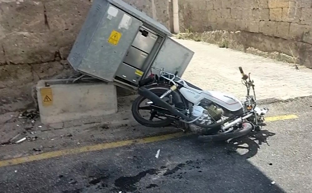 Motosikletle okula giden &ouml;ğrenciler kaza yaptı: 2 ağır yaralı
