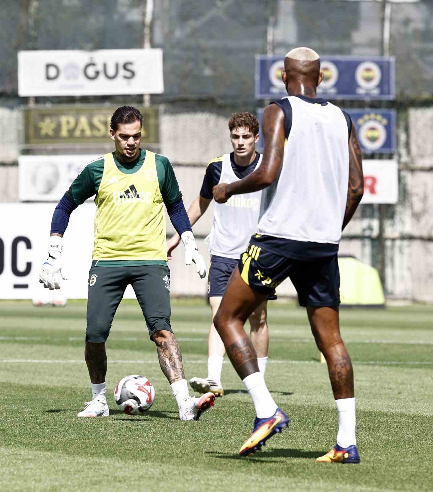 Fenerbah&ccedil;e, Trabzonspor ma&ccedil;ının hazırlıklarını s&uuml;rd&uuml;rd&uuml;
