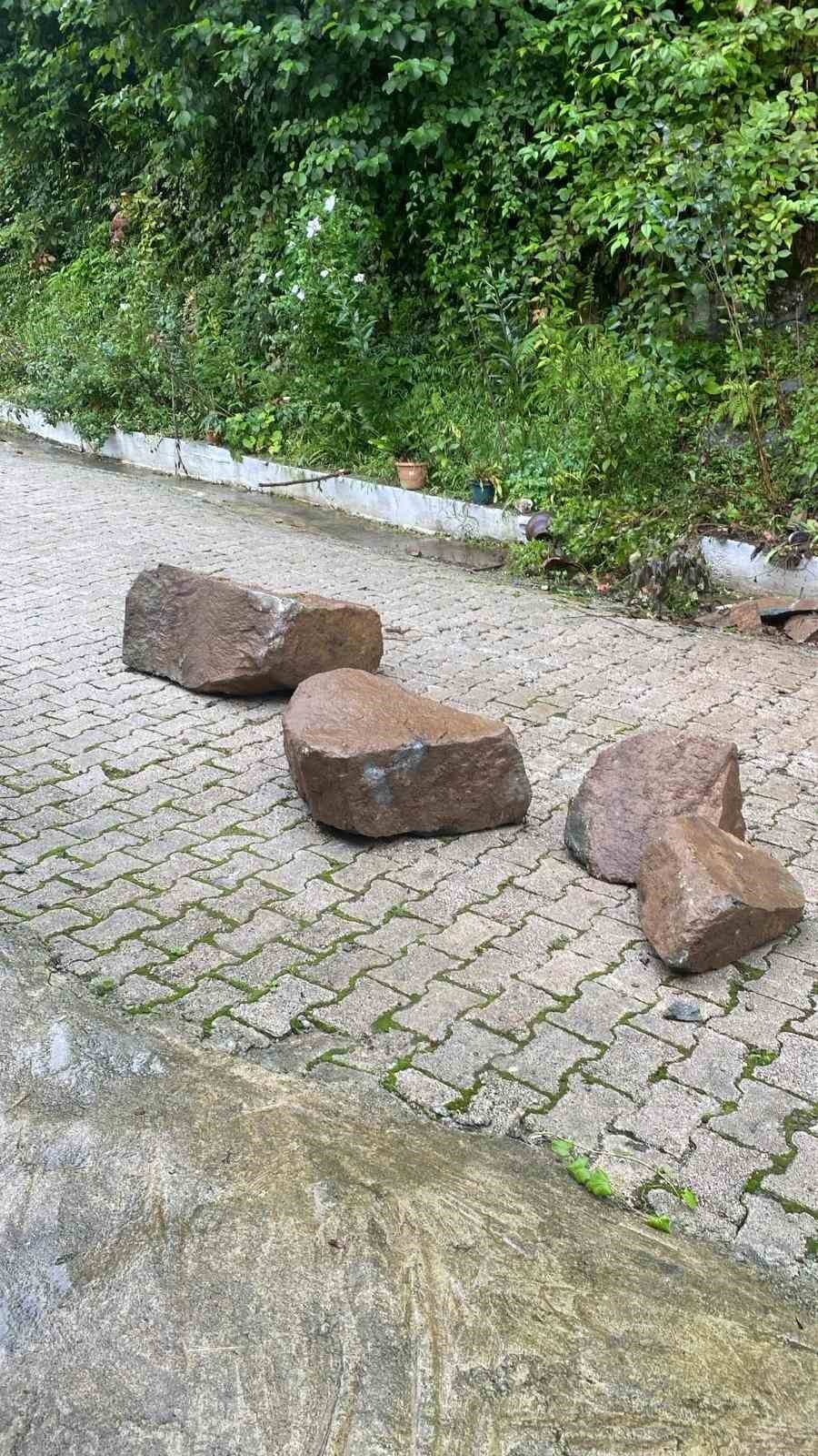 Artvin’de heyelan anı kamerada: Kayalar işletmeye ramak kala durdu