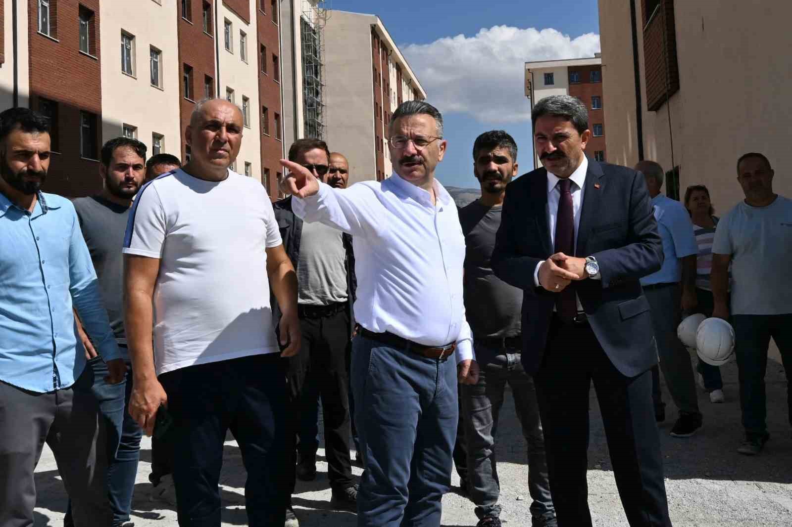 Vali Aksoy, Taptuk Emre Kız Öğrenci Yurdu inşaatında incelemelerde bulundu