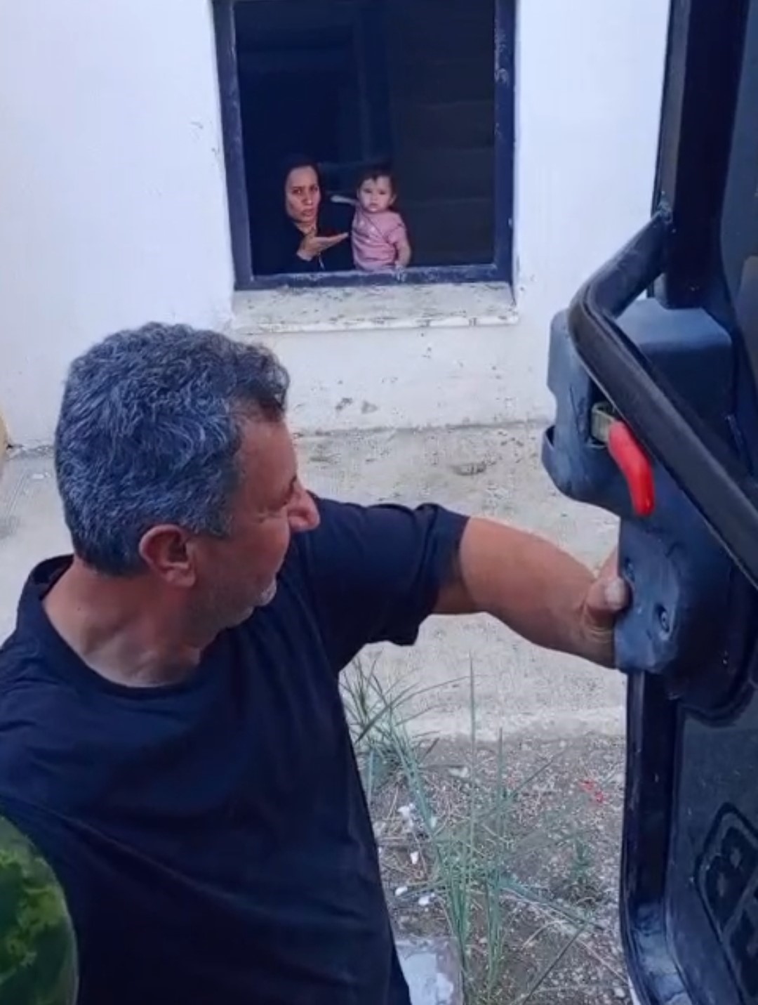 Evde mahsur kalan &ccedil;ocuk iş makinesi yardımıyla kurtarıldı
