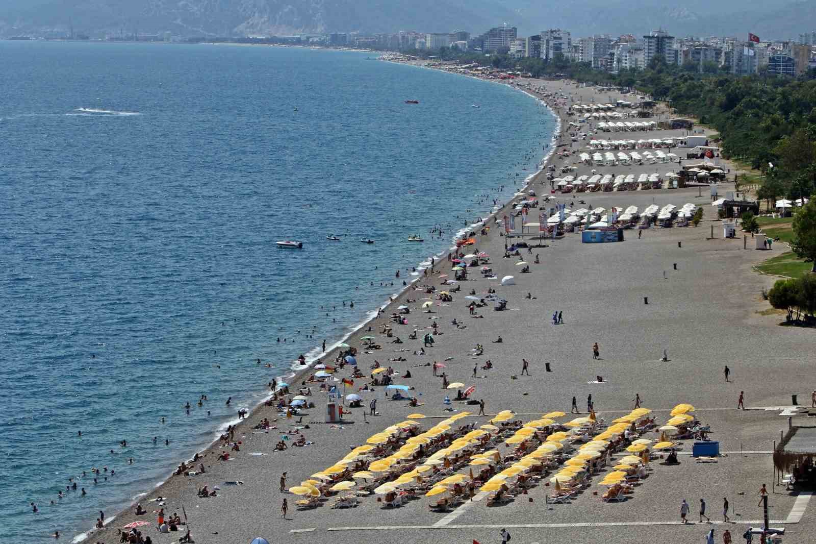 Okullar açıldı, dünyaca ünlü sahildeki yoğunluk yarı yarıya düştü