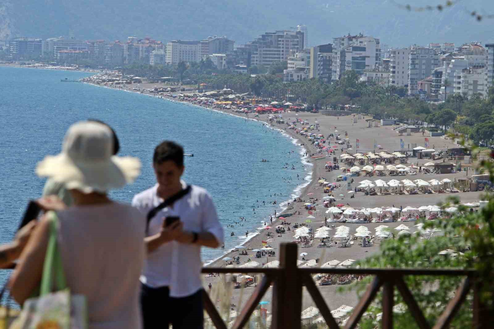 Okullar a&ccedil;ıldı, d&uuml;nyaca &uuml;nl&uuml; sahildeki yoğunluk yarı yarıya d&uuml;şt&uuml;
