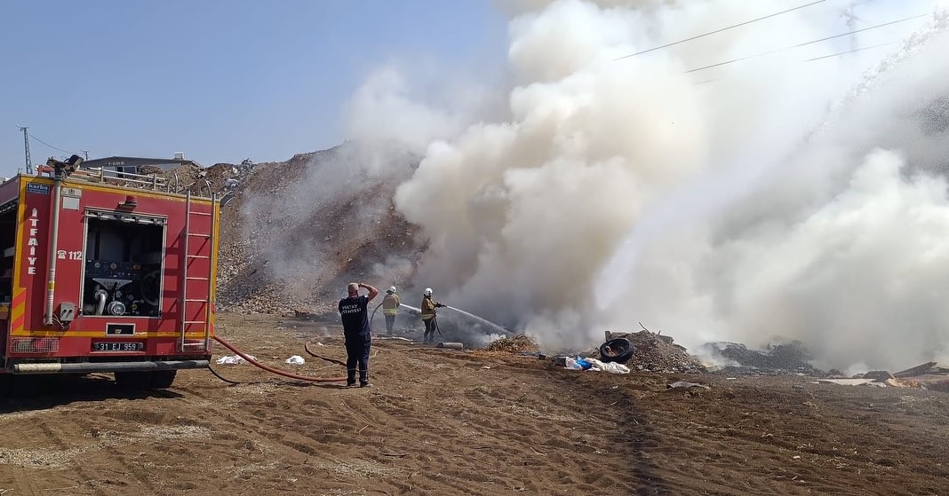 Kırıkhan&rsquo;da &ccedil;&ouml;pl&uuml;k yangını
