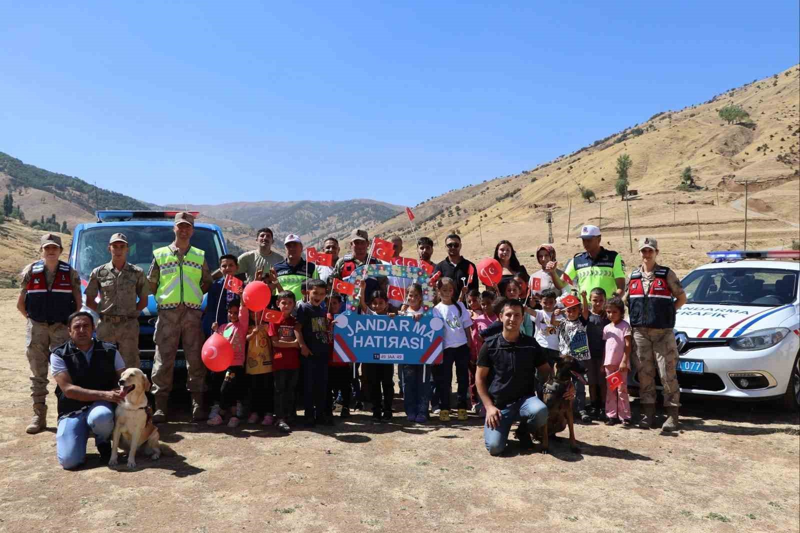 Muş’ta jandarmadan öğrencilere sürpriz ziyaret