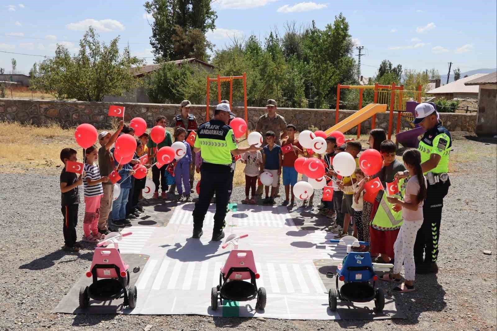 Muş&rsquo;ta jandarmadan &ouml;ğrencilere s&uuml;rpriz ziyaret
