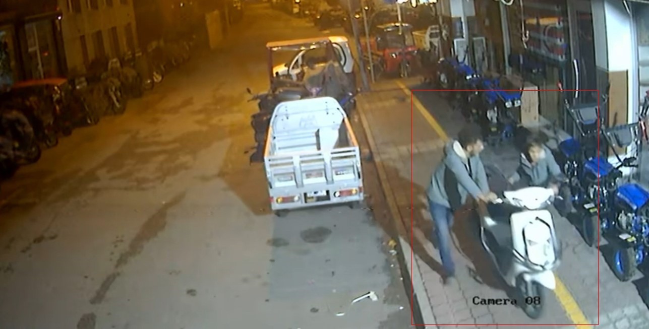 Aynı yerden iki motosiklet &ccedil;alan şahsın hırsızlık anı g&uuml;venlik kamerasında
