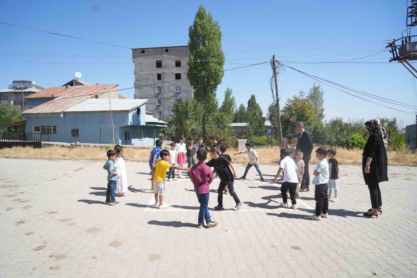 Öğrenciler zil sesi olmadan teneffüse çıktı