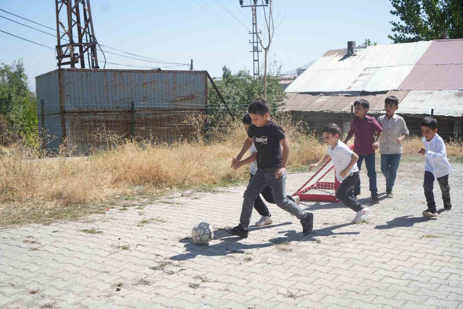 &Ouml;ğrenciler zil sesi olmadan teneff&uuml;se &ccedil;ıktı
