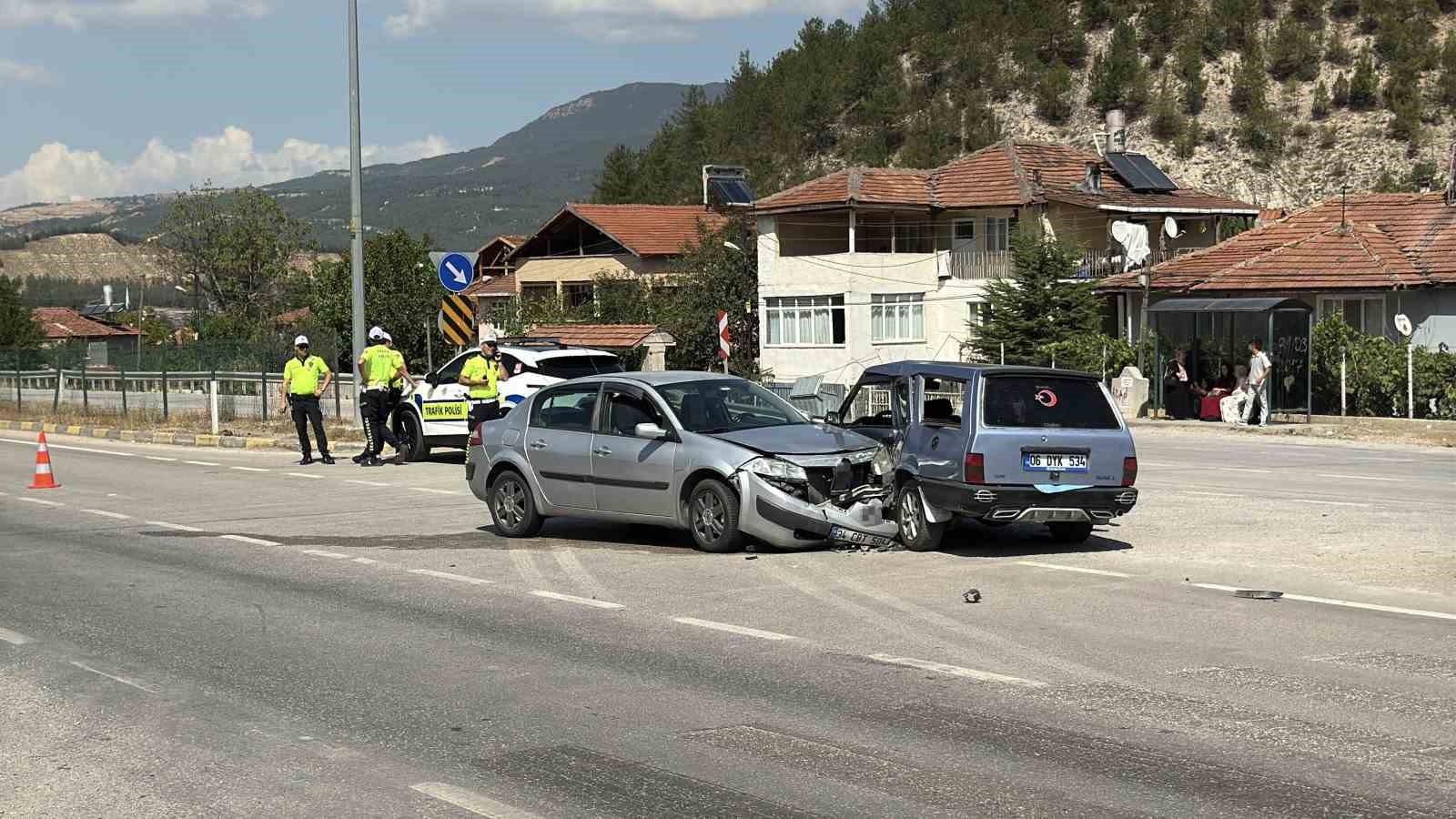 Karabük’te otomobiller çarpıştı: 2’si çocuk 6 yaralı