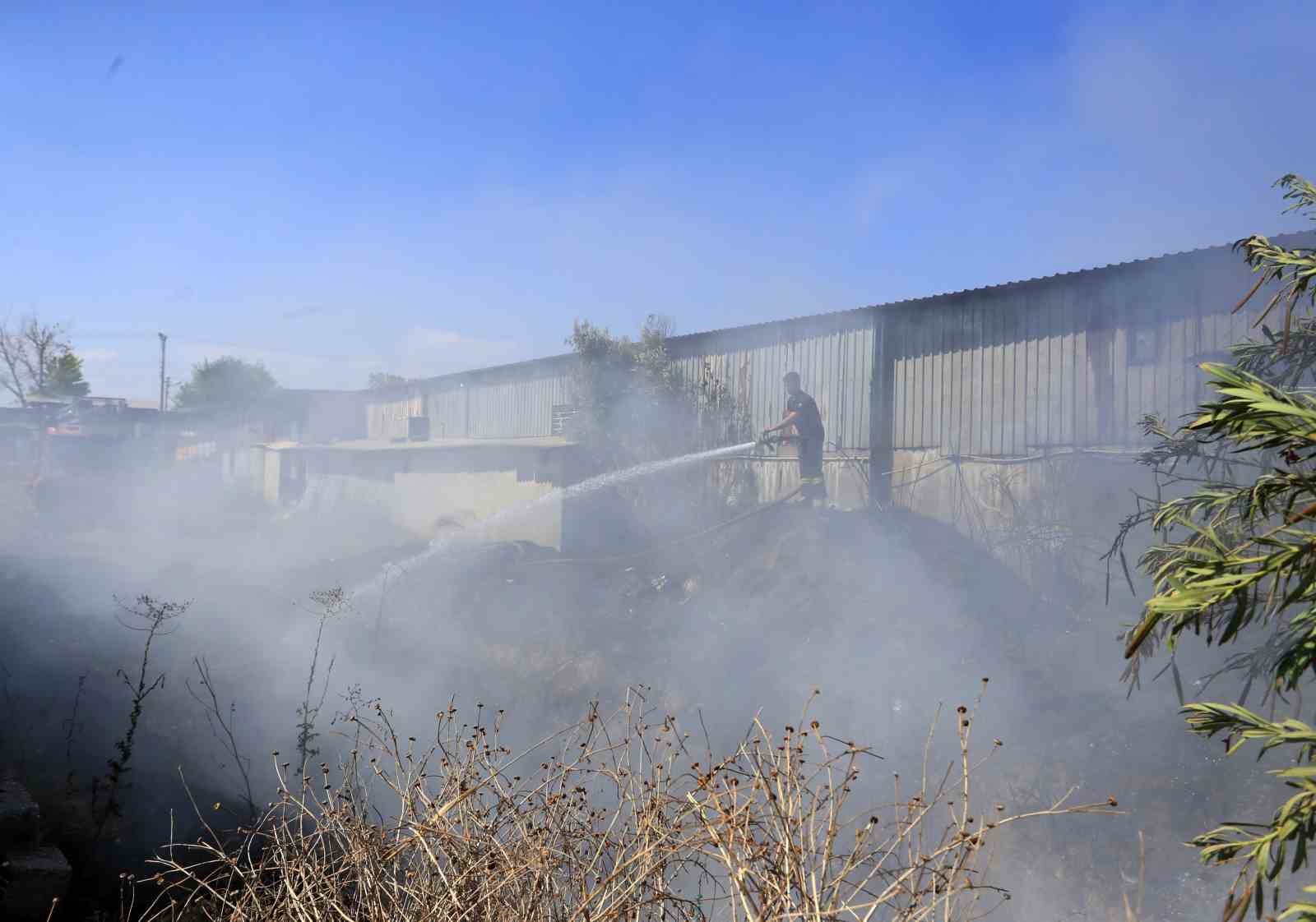 Boya ve mobilya atölyelerine yakın noktada çıkan yangın korkuttu