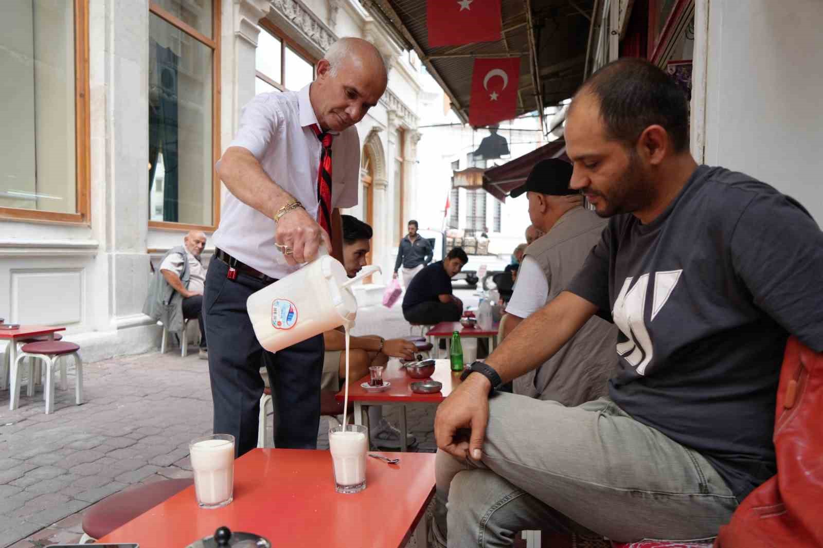 30 yıldır kravatla &ccedil;ay servisi yapıyor
