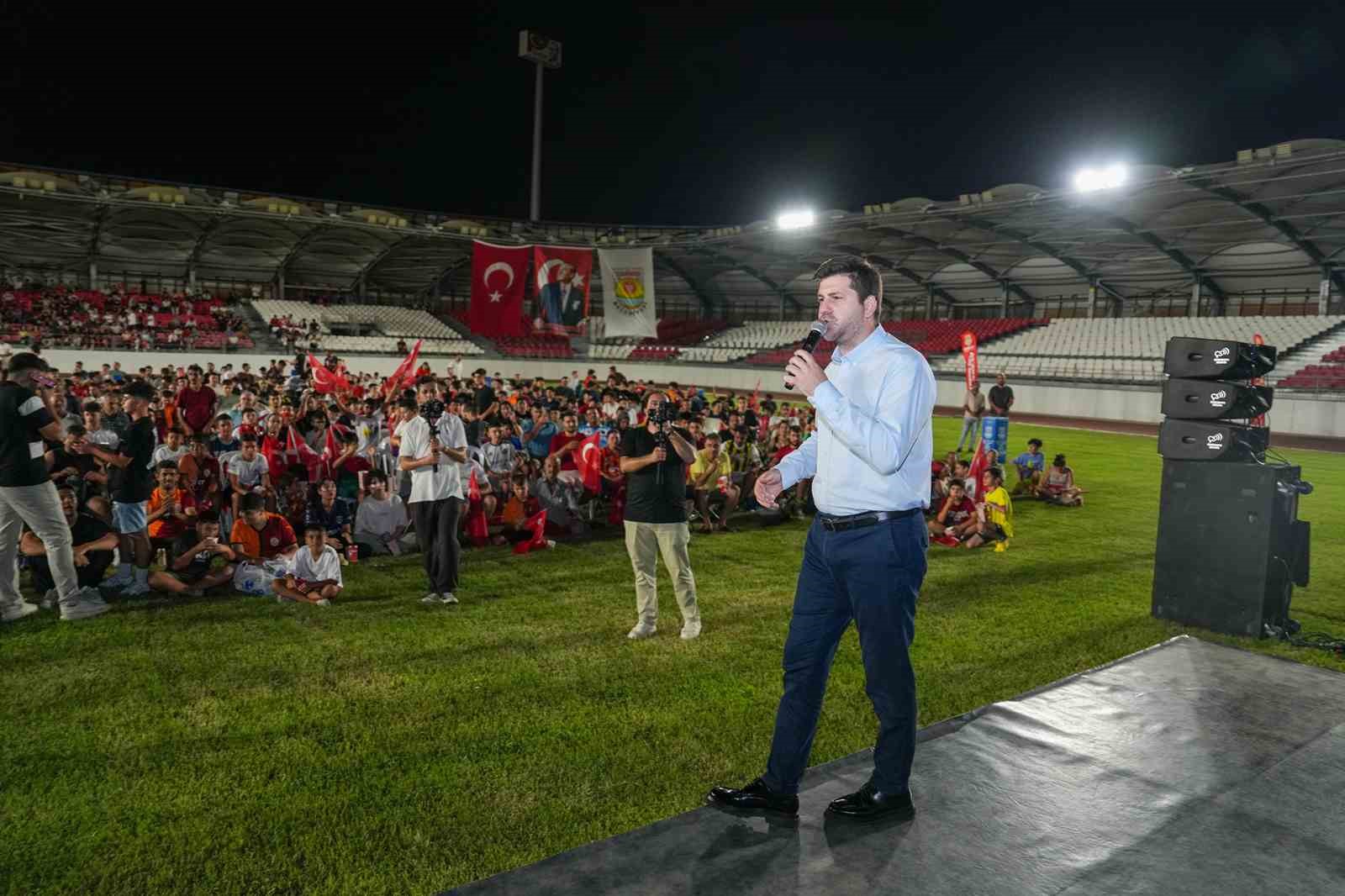 Tarsus’ta A Milli Takım maçı coşkuyla izledi