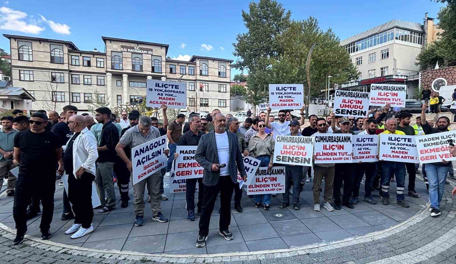 İşlerini geri isteyen İli&ccedil; halkından basın a&ccedil;ıklamasıyla &ccedil;ağrı
