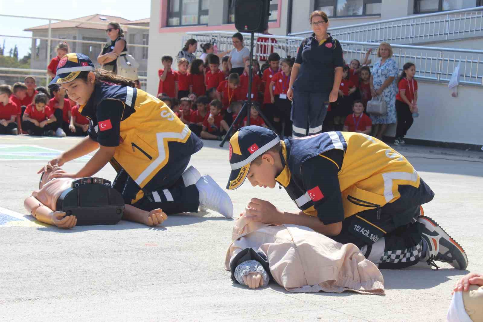 Geleceğin ’sağlık elçileri’ öğrencilere kalp masajı ve suni teneffüs anlatıldı