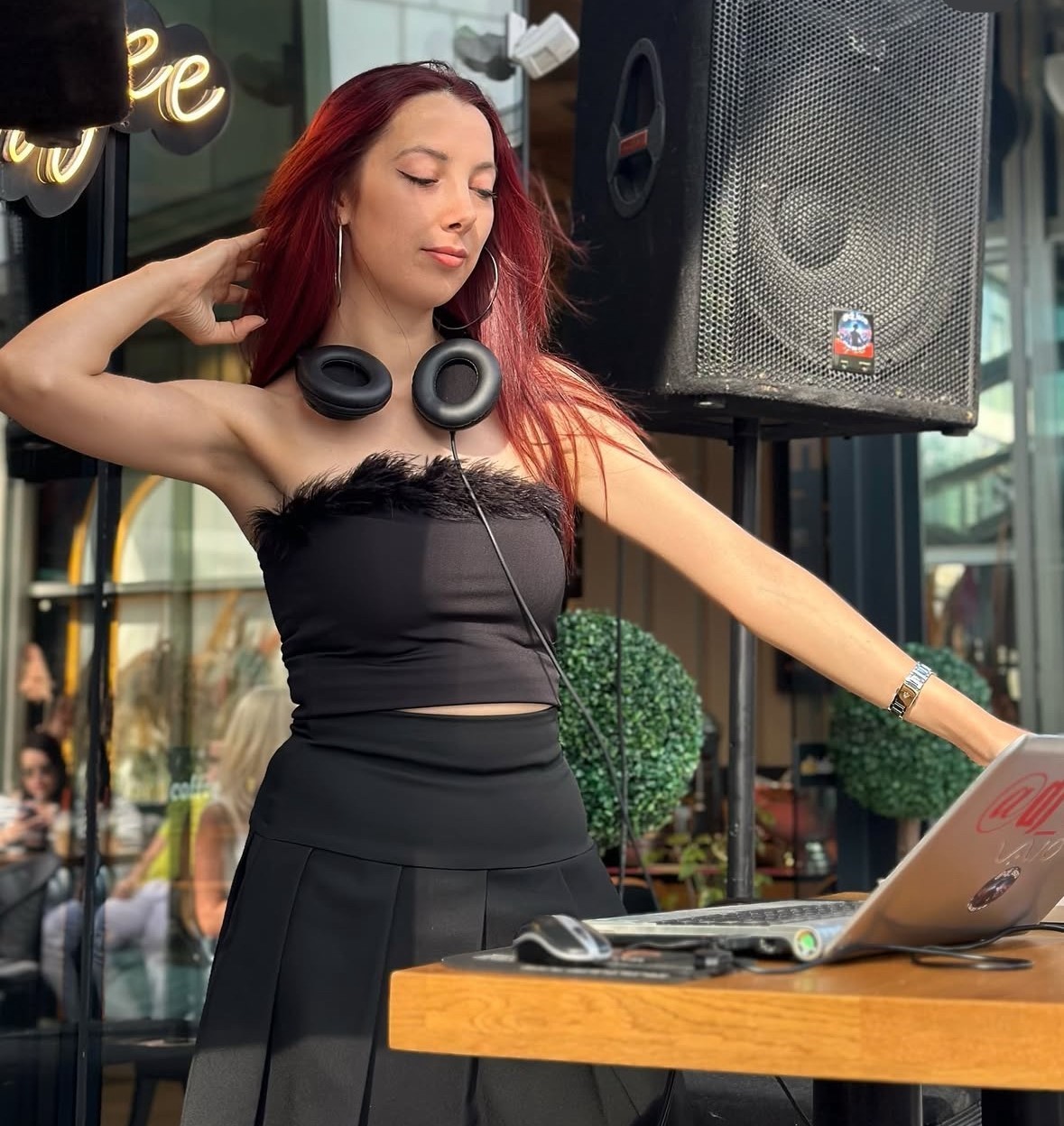 Nişanından iki g&uuml;n sonra hayatını kaybeden gen&ccedil; DJ, son yolculuğuna uğurlandı
