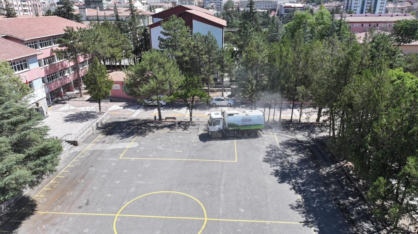 Niğde Belediyesi&rsquo;nden yeni &ouml;ğretim yılına &ouml;zel kapsamlı okul bah&ccedil;esi temizliği
