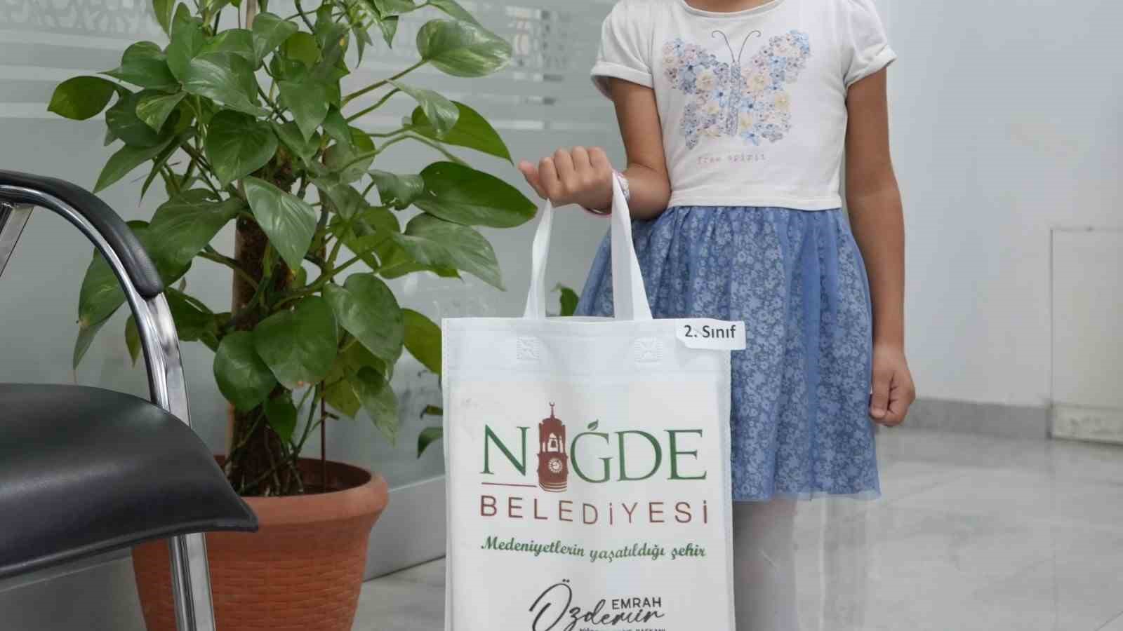 Niğde Belediyesi’nden öğrencilere eğitim desteği