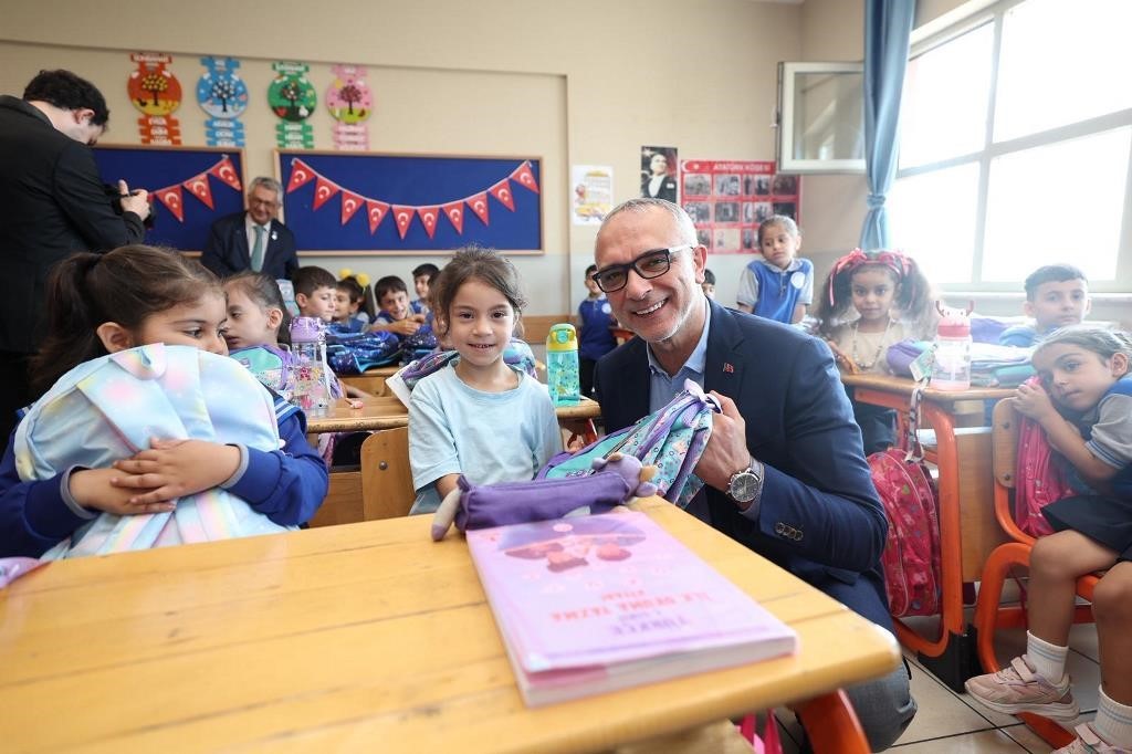Dilovası’nda 1. sınıf öğrencilerine çanta ve kırtasiye desteği