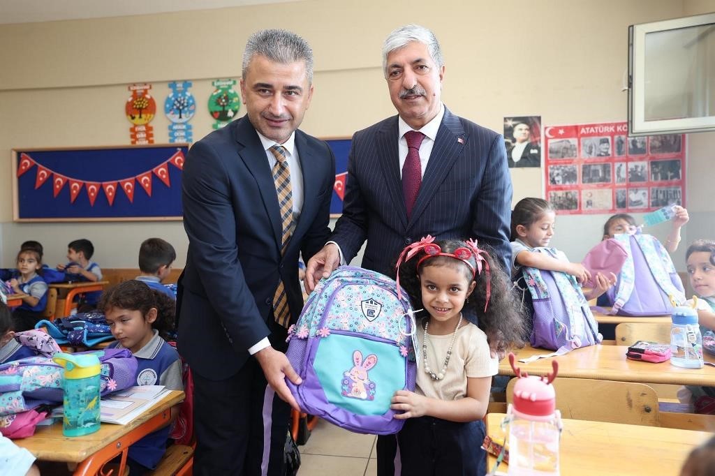 Dilovası&rsquo;nda 1. sınıf &ouml;ğrencilerine &ccedil;anta ve kırtasiye desteği
