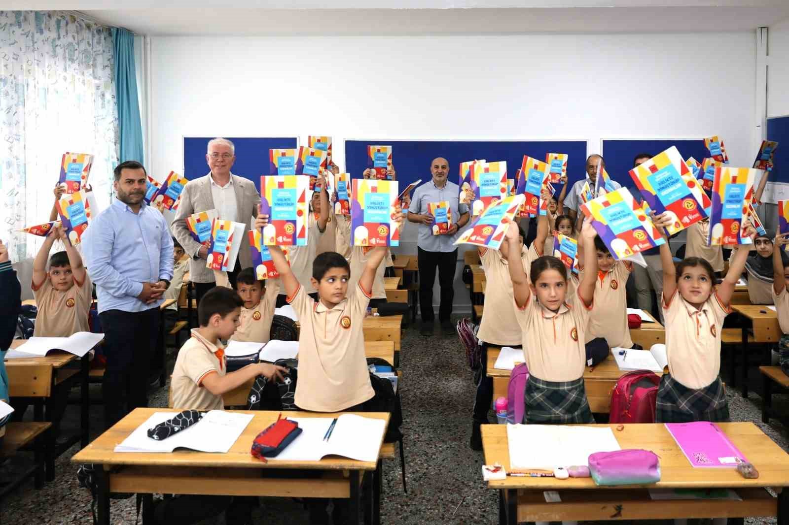 Esenler Belediye Başkanı G&ouml;ksu&rsquo;dan eğitime 8 milyon defter ile dev destek
