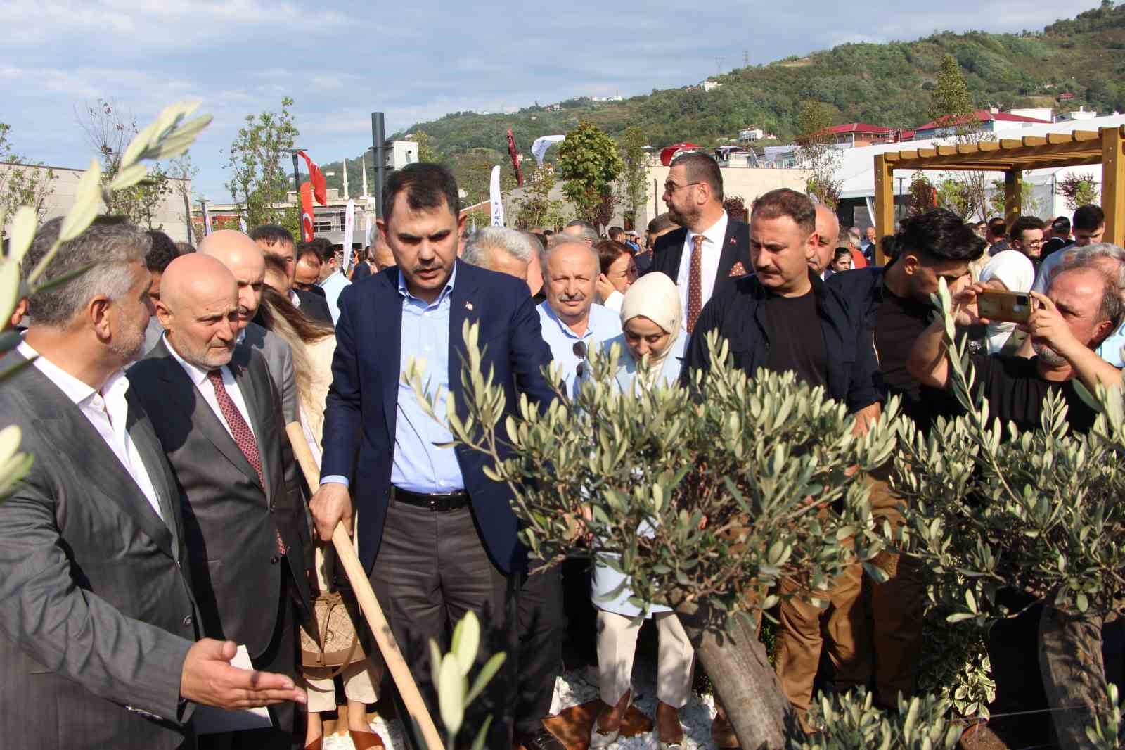 Bakan Murat Kurum: "Onlar kendi i&ccedil; &ccedil;ekişmelerine devam etsinler, biz milletimizin duasını almaya devam edeceğiz"
