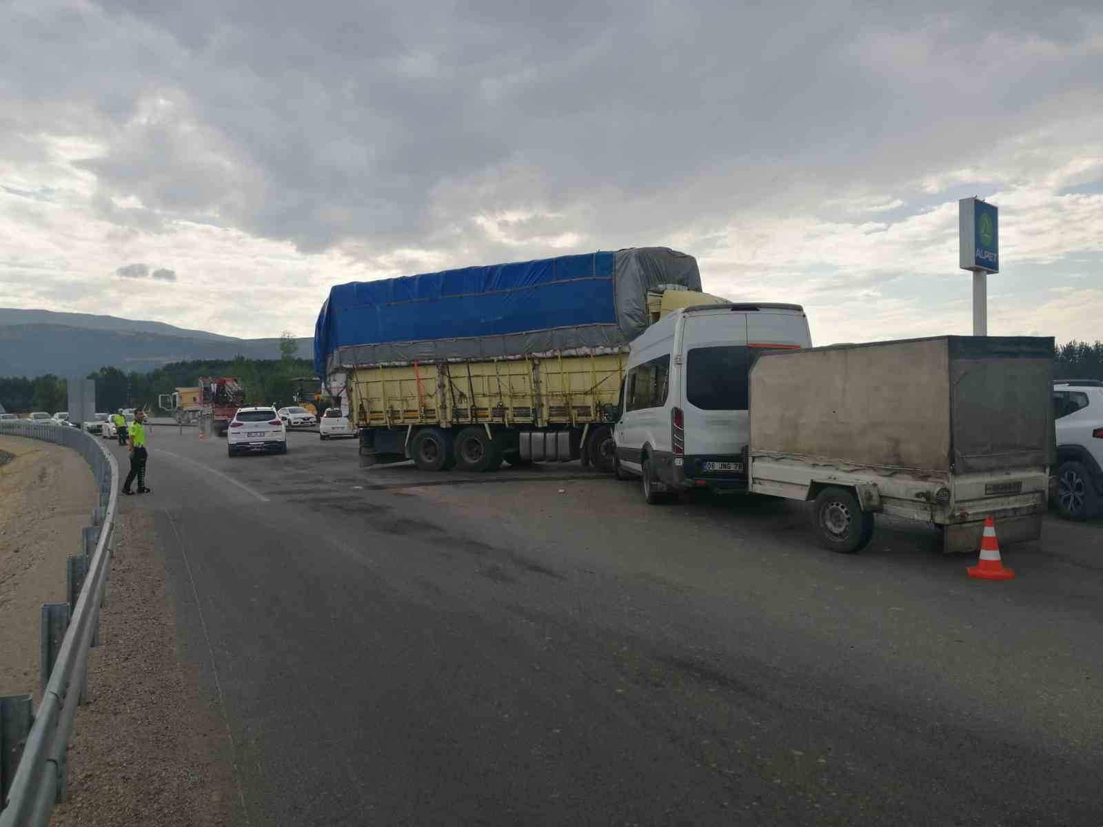 Fındık işçilerini taşıyan minibüs ile kamyon çarpıştı: 8 yaralı