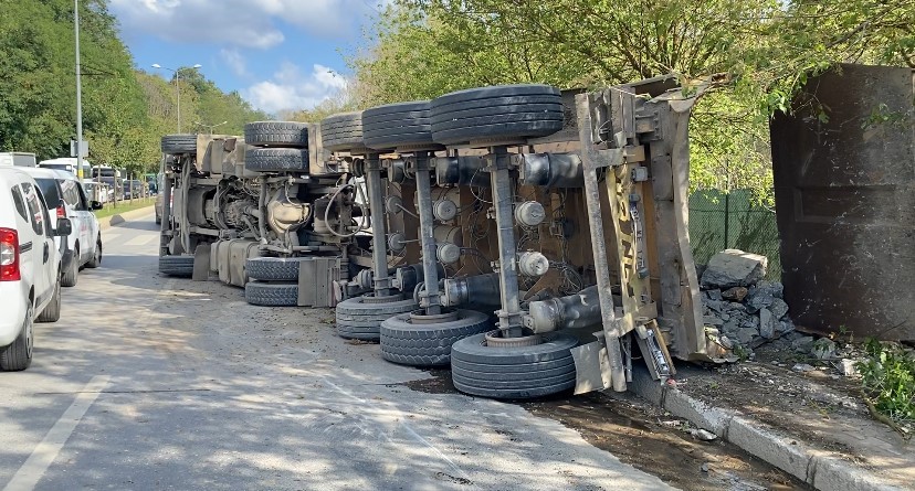 Beykoz’da hafriyat kamyonu devrildi: 1 yaralı