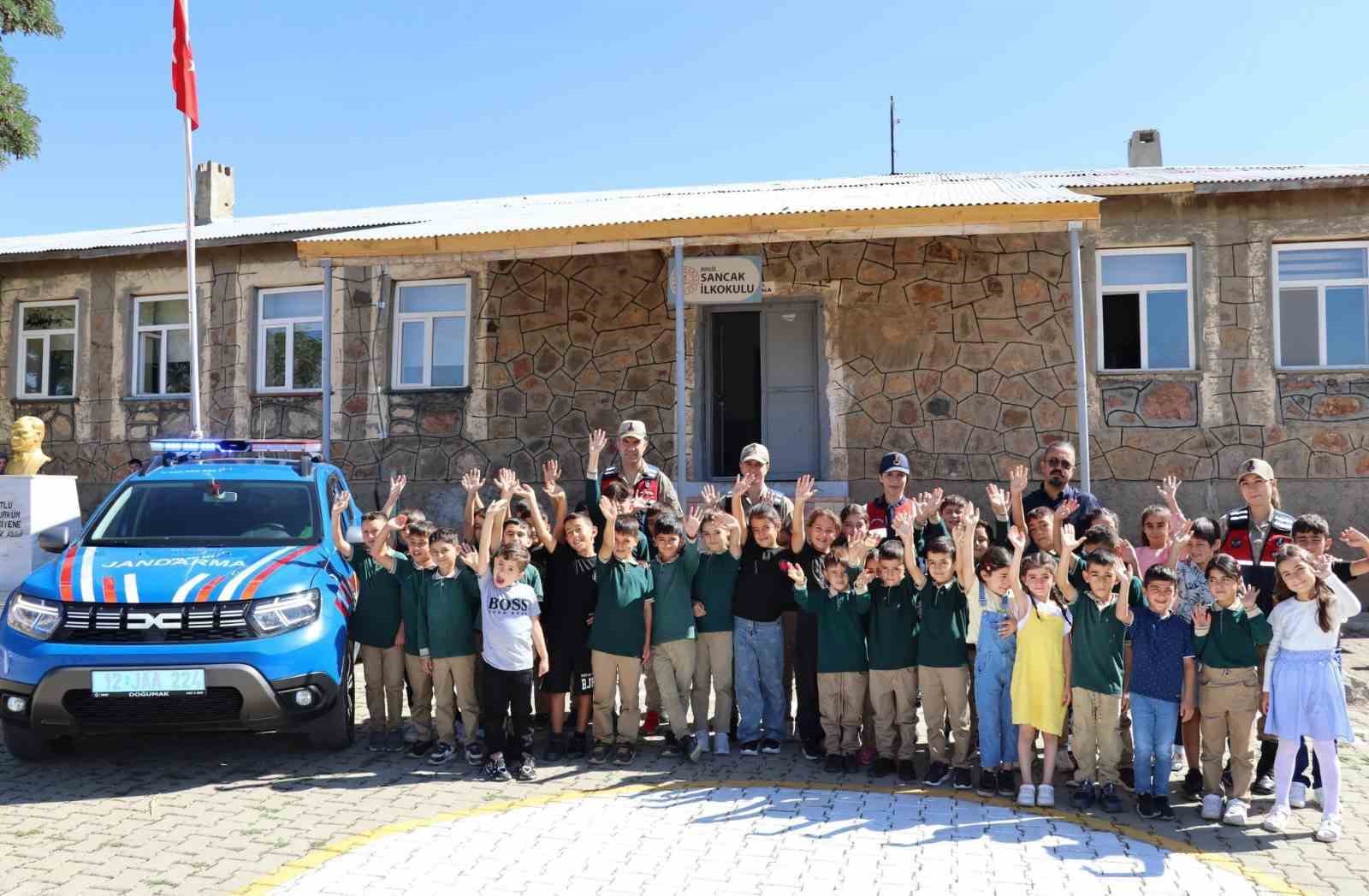 Bing&ouml;l&rsquo;de jandarma &ouml;ğrencilerin ilk g&uuml;n heyecanına ortak oldu
