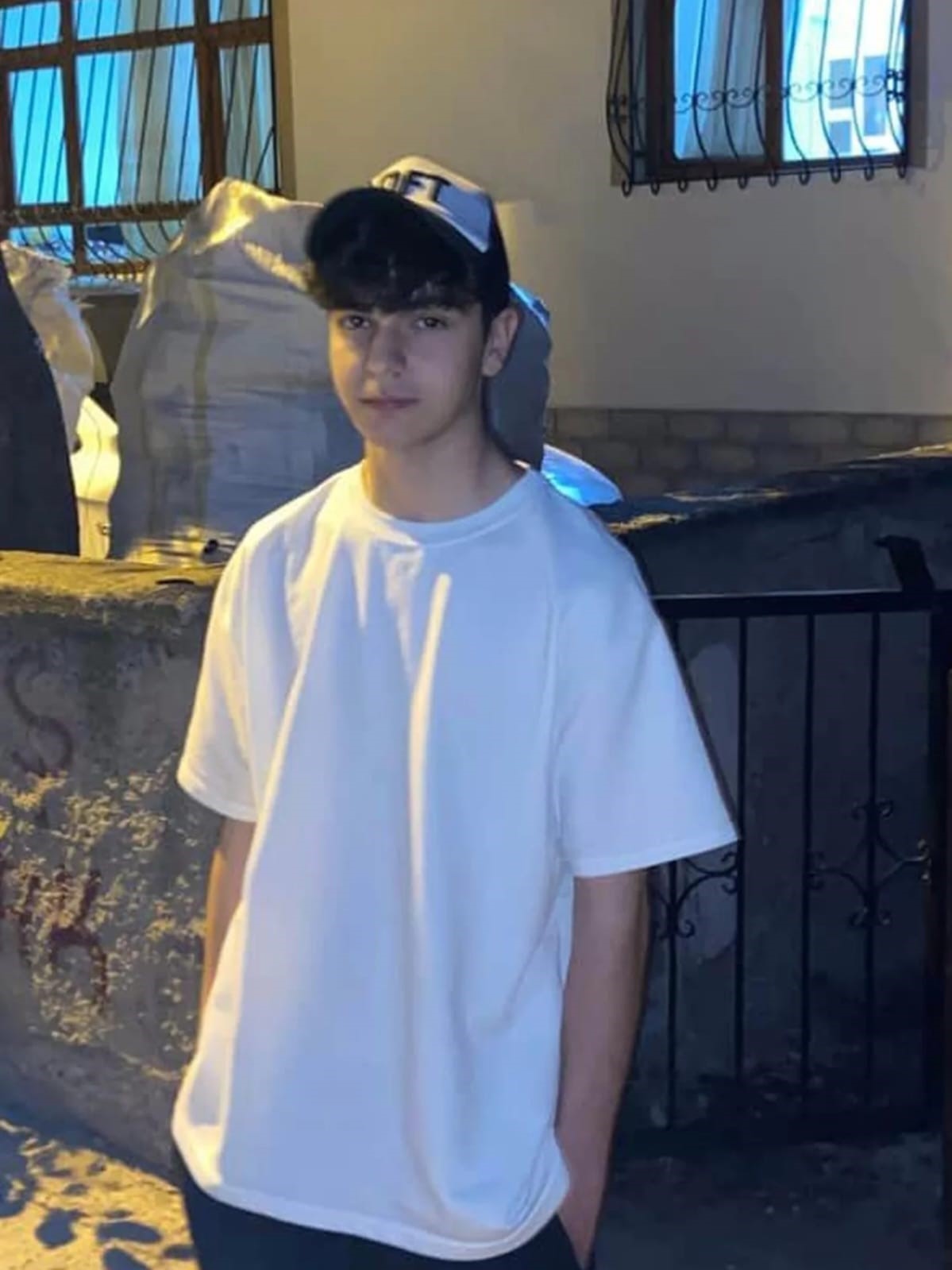 Akranı tarafından bı&ccedil;akla &ouml;ld&uuml;r&uuml;len &ccedil;ocuk son yolcuğuna uğurlandı
