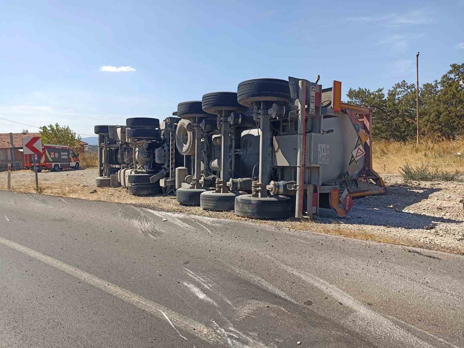 Balıkesir’de tır kazası: Kimyasal madde sızıntısına karşı tedbir alındı