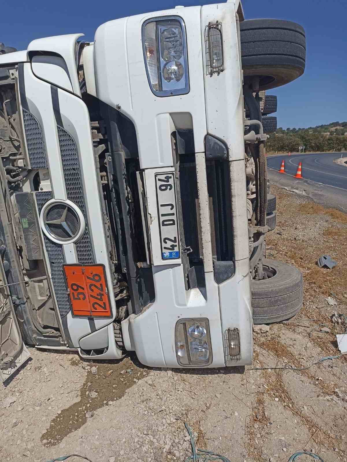 Balıkesir&rsquo;de tır kazası: Kimyasal madde sızıntısına karşı tedbir alındı

