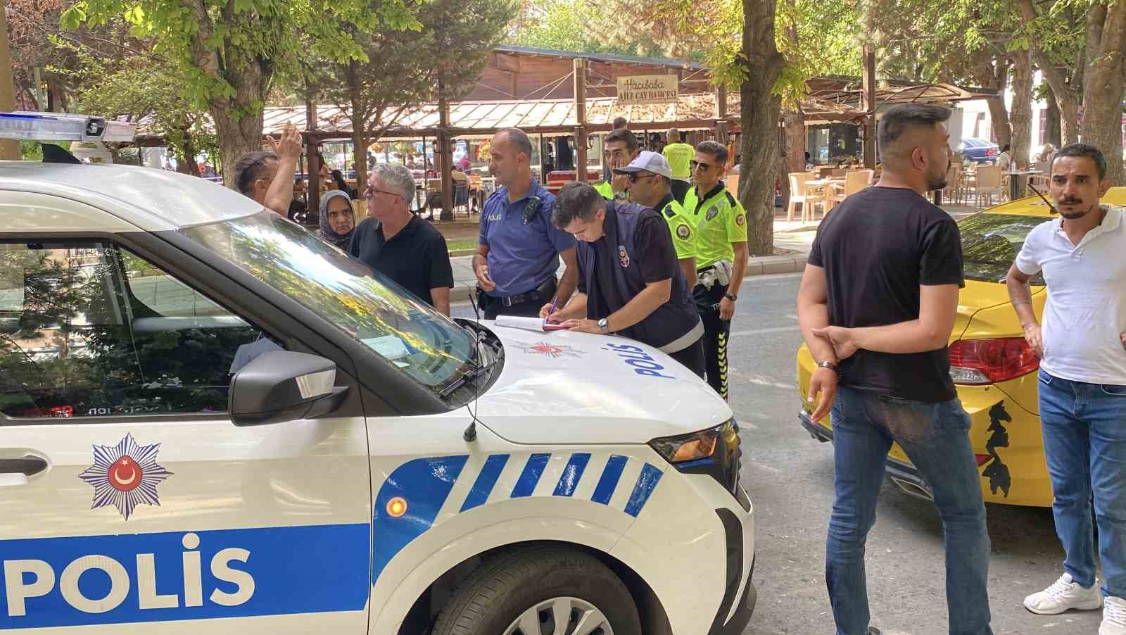Durağa araç park eden şahıs ve taksiciler arasında kavga çıktı