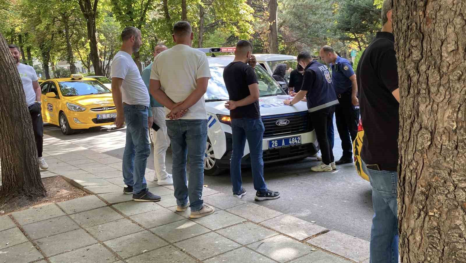 Durağa ara&ccedil; park eden şahıs ve taksiciler arasında kavga &ccedil;ıktı
