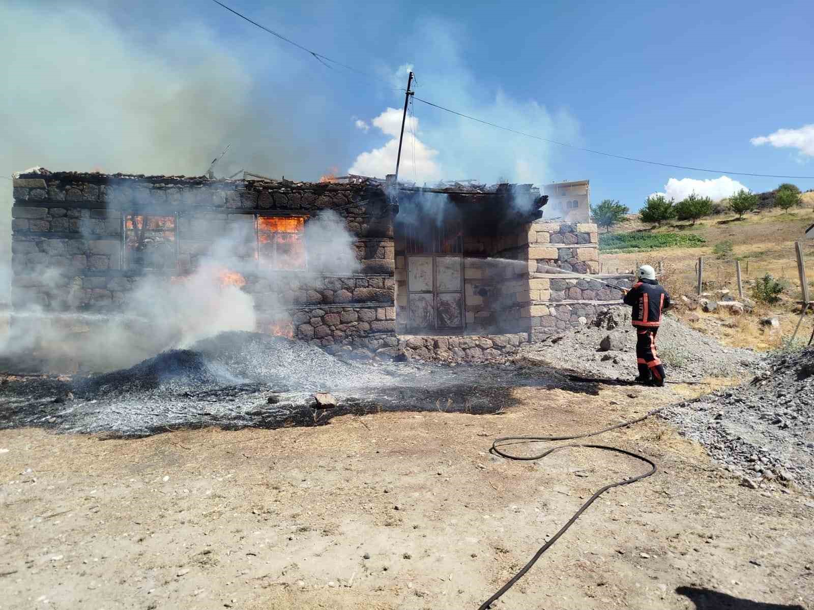 Malatya&rsquo;da samanlık yangınında 6 ton saman k&uuml;l oldu
