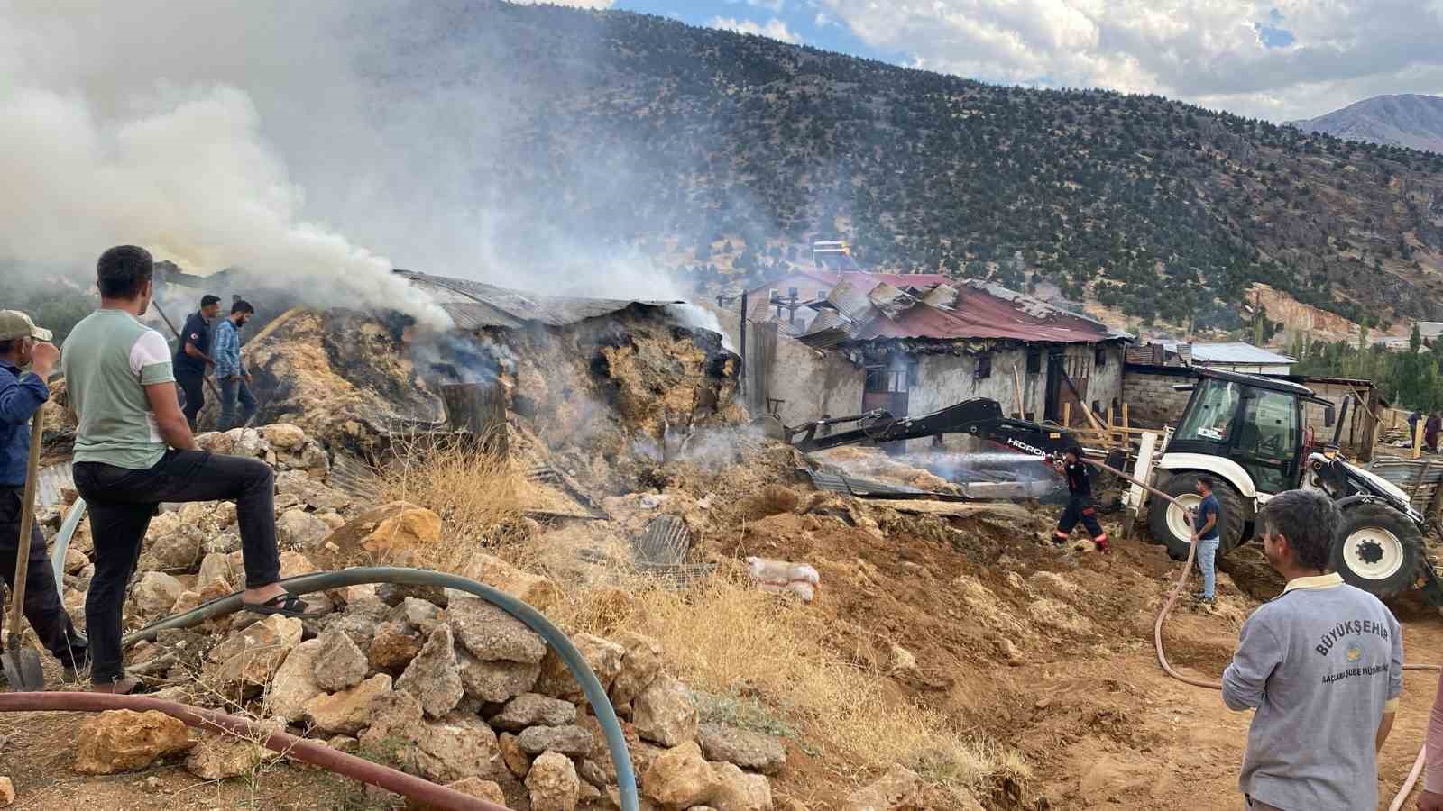 Malatya&rsquo;da ahır yangını: 10 b&uuml;y&uuml;kbaş hayvan telef oldu
