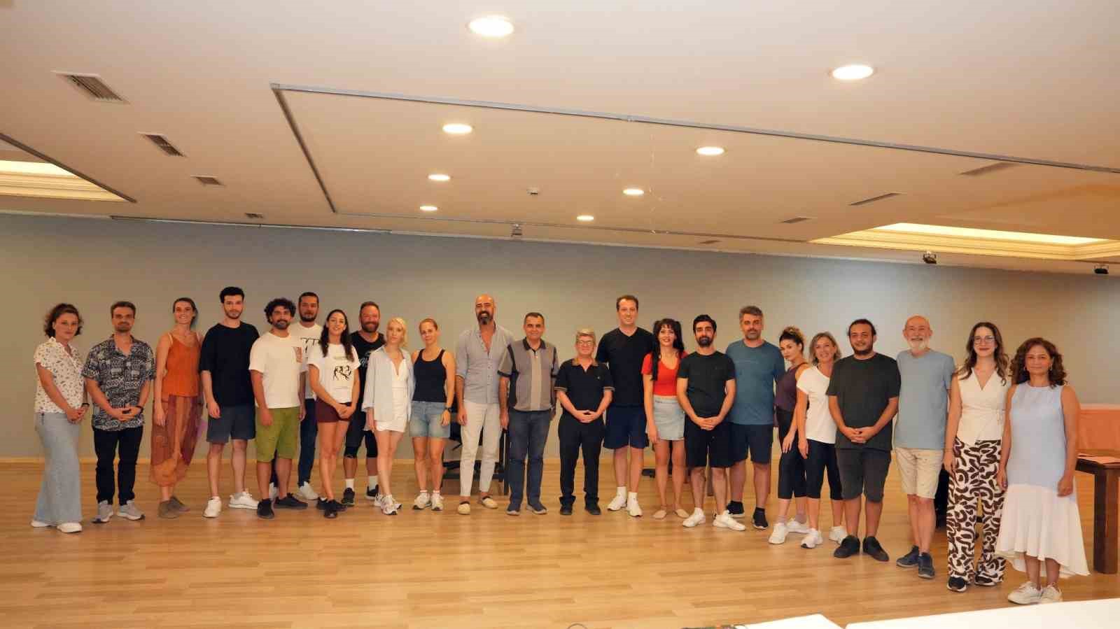 Alanya Belediye Tiyatrosu&rsquo;ndan yeni sezonun ilk pr&ouml;miyeri: "Palto"
