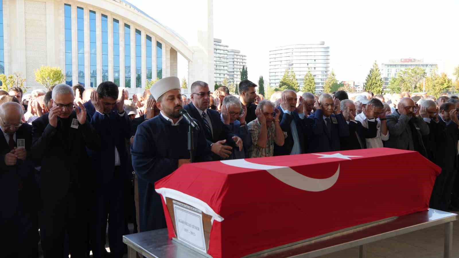 Eski Bakan G&uuml;ner, Ankara&rsquo;da son yolculuğuna uğurlandı
