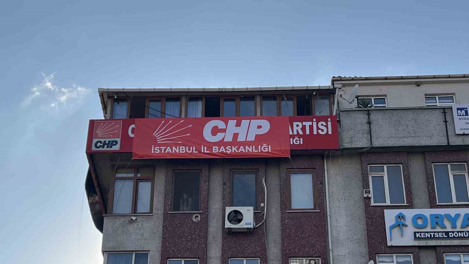 Bah&ccedil;elievler İl&ccedil;e Başkanlığı binasına "CHP İstanbul İl Başkanlığı" yazısı asıldı
