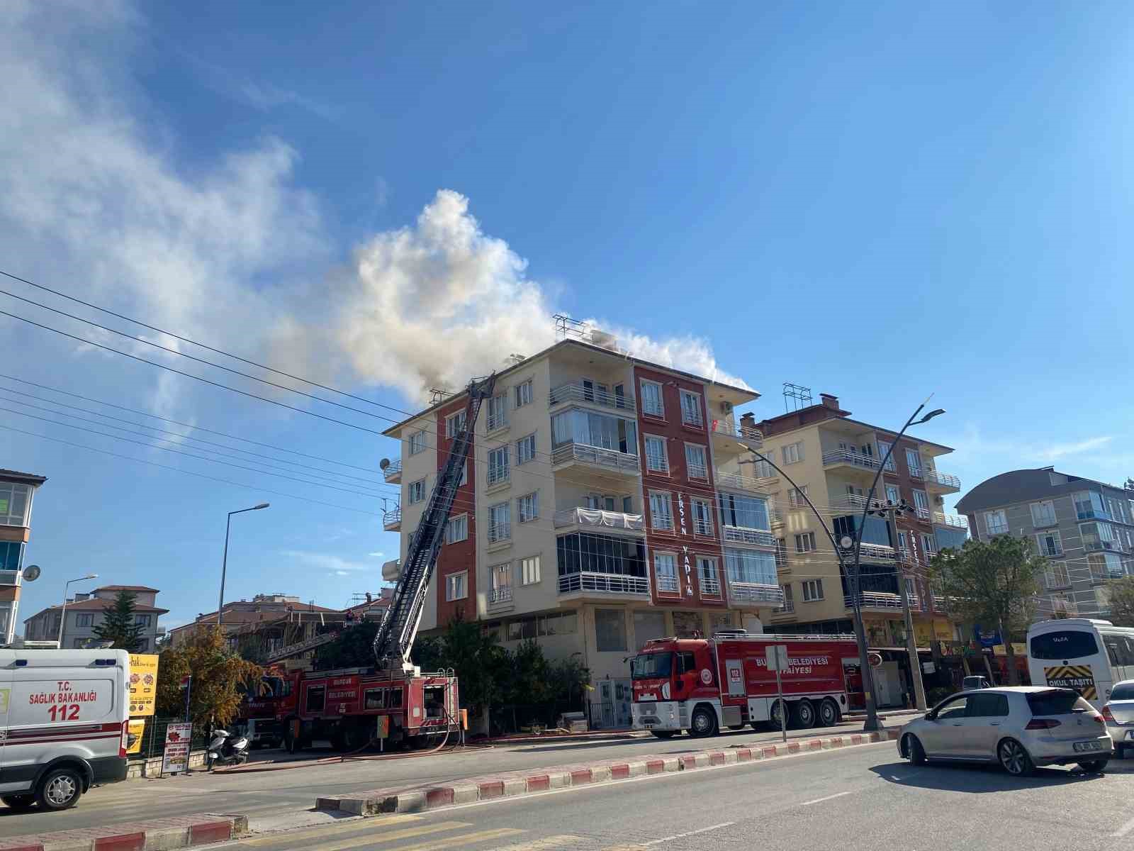 Yangın &ccedil;ıkan &ccedil;atıda mahsur kalan iş&ccedil;i kurtarıldı
