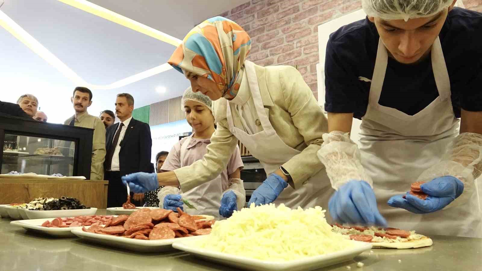 Bakan G&ouml;ktaş: "18-25 yaş aralığındaki gen&ccedil;lerimiz i&ccedil;in kredi miktarını 250 bin liraya, 26-29 yaş arasındaki gen&ccedil; &ccedil;iftlerimiz i&ccedil;in ise 200 bin liraya y&uuml;kseltiyoruz"
