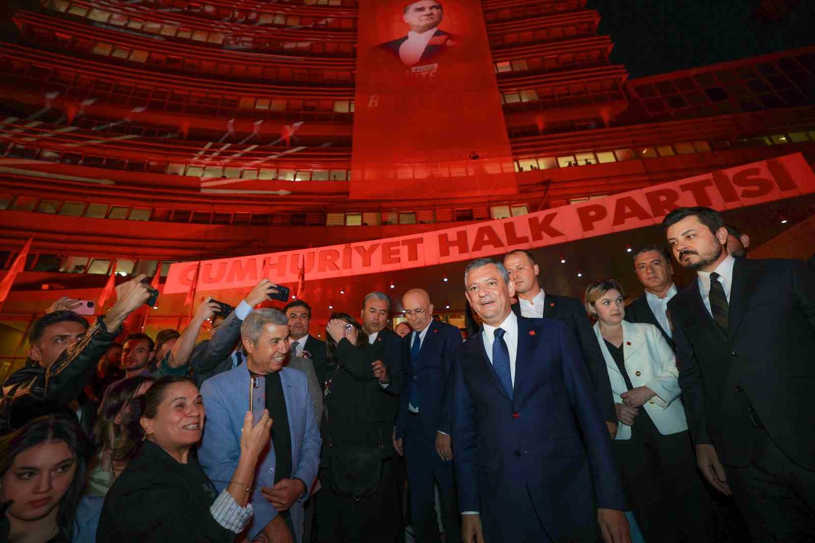 CHP Genel Başkanı Özel: "Benim İl Başkanım yanımdadır, Özgür Çelik’tir"