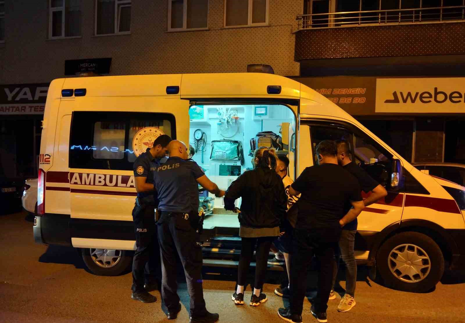 Bafra’da evinin kapısında bıçaklanan çocuk yaralandı