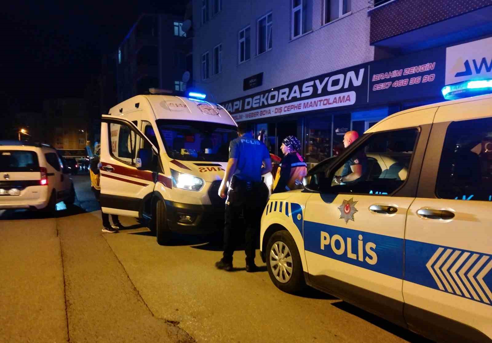 Bafra&rsquo;da evinin kapısında bı&ccedil;aklanan &ccedil;ocuk yaralandı
