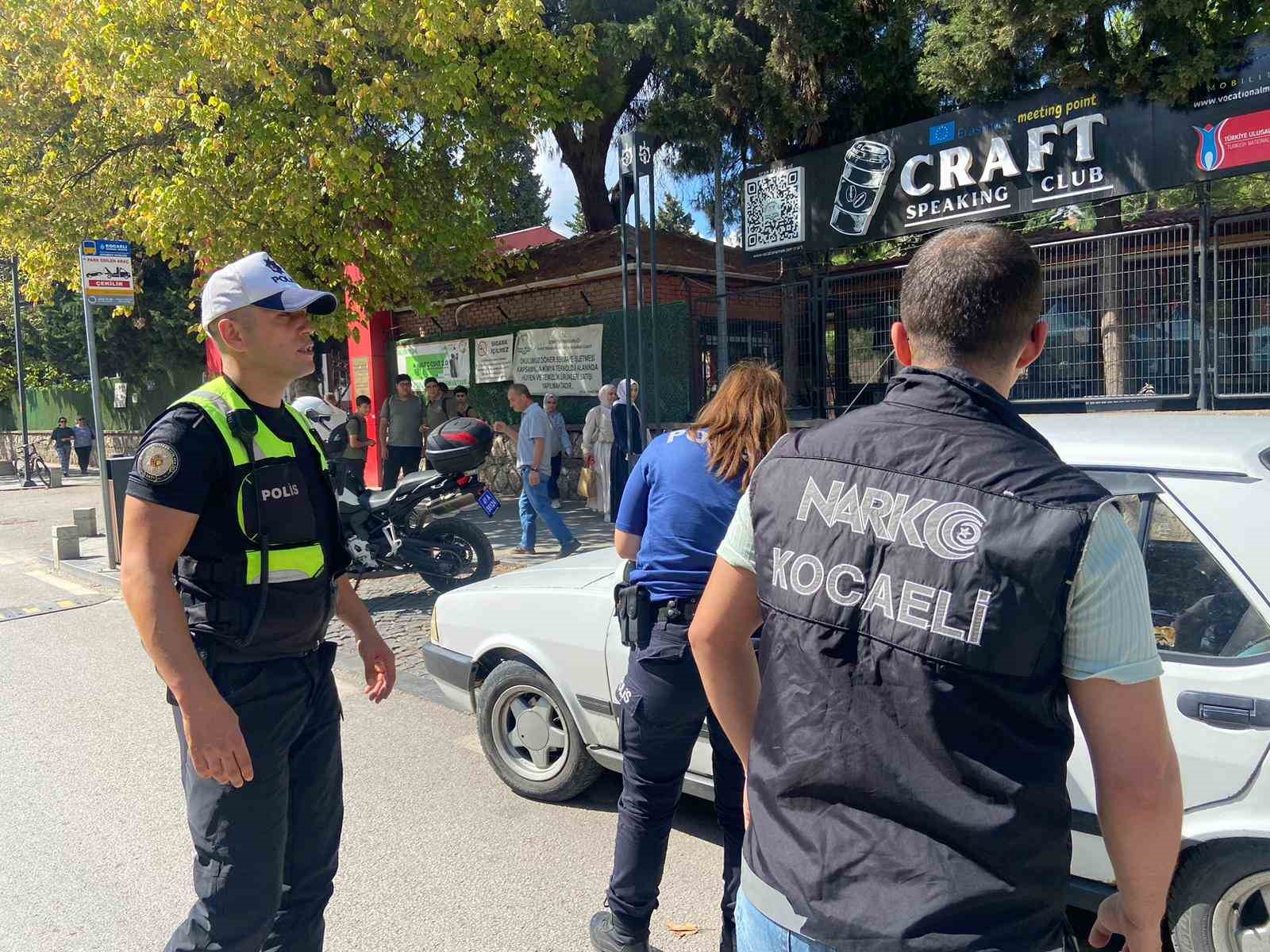 Kocaeli’de 26 ekip, okul çevrelerini narkotik ablukaya aldı