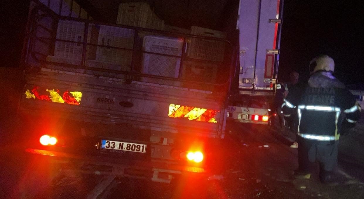 Kamyonet tıra arkadan &ccedil;arptı: 1 &ouml;l&uuml;
