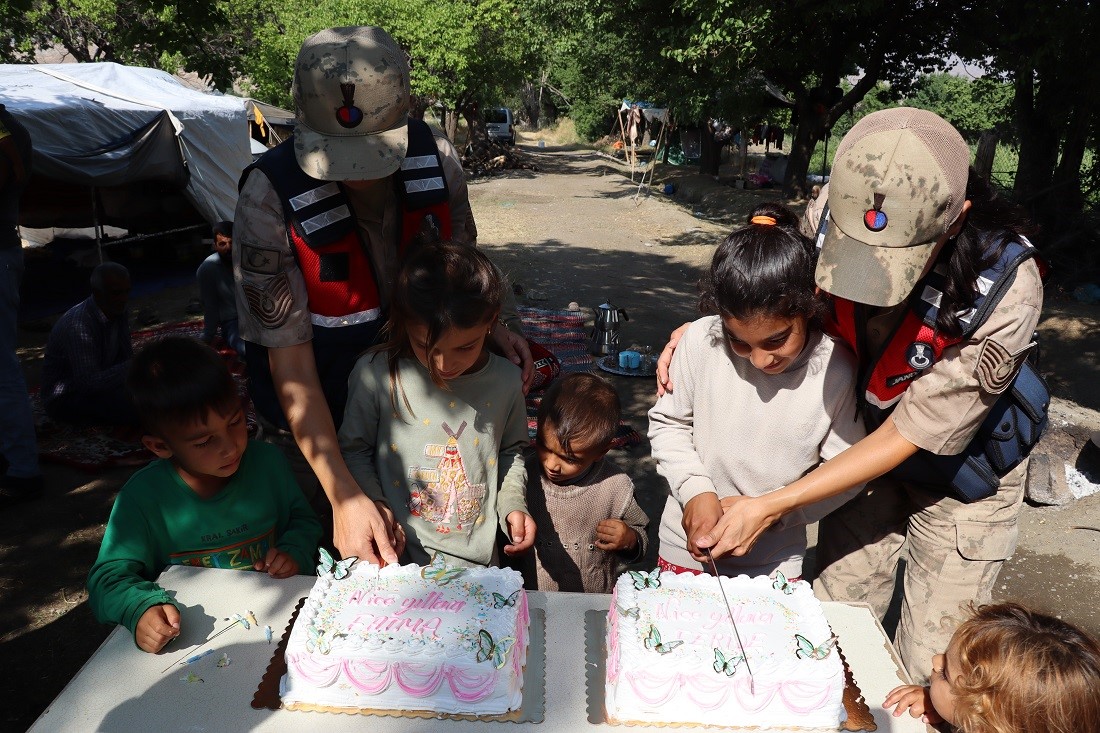 Erzincan&rsquo;da jandarmadan minik kalplere doğum g&uuml;n&uuml; s&uuml;rprizi
