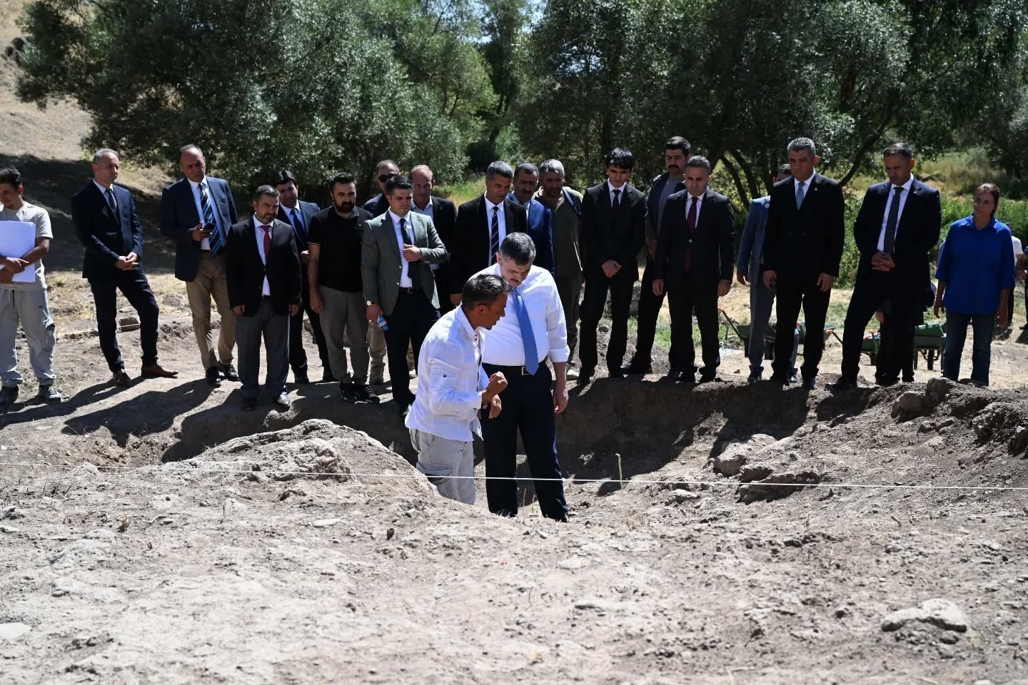 Vali Çiftçi, Hınıs Parmaksız Kale Höyüğü’nde incelemelerde bulundu